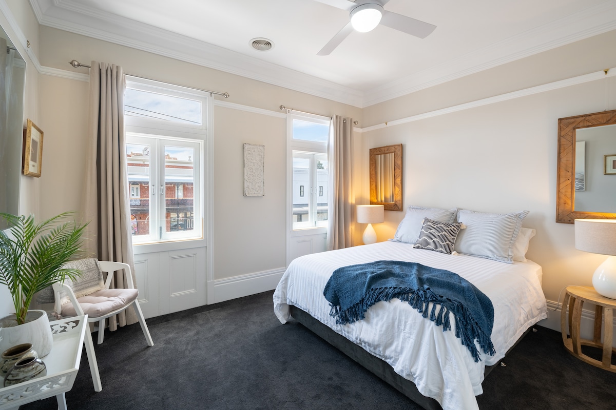 Spálňa 3 – Priestranná izba s posteľou Queen a výhľadom na mlyn Tremains Mill