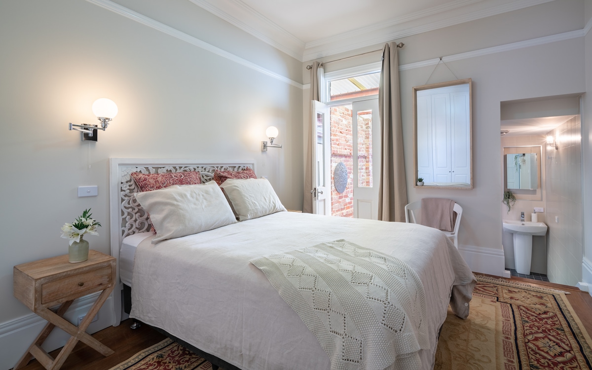 Spálňa 1 - izba s manželskou posteľou Queen s vlastnou kúpeľňou, inteligentnou televíziou a súkromnou verandou