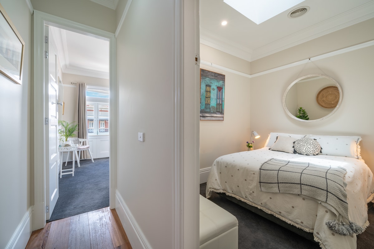 Spálňa 2 - dvojlôžková izba s dostatkom otvoreného strešného okna 