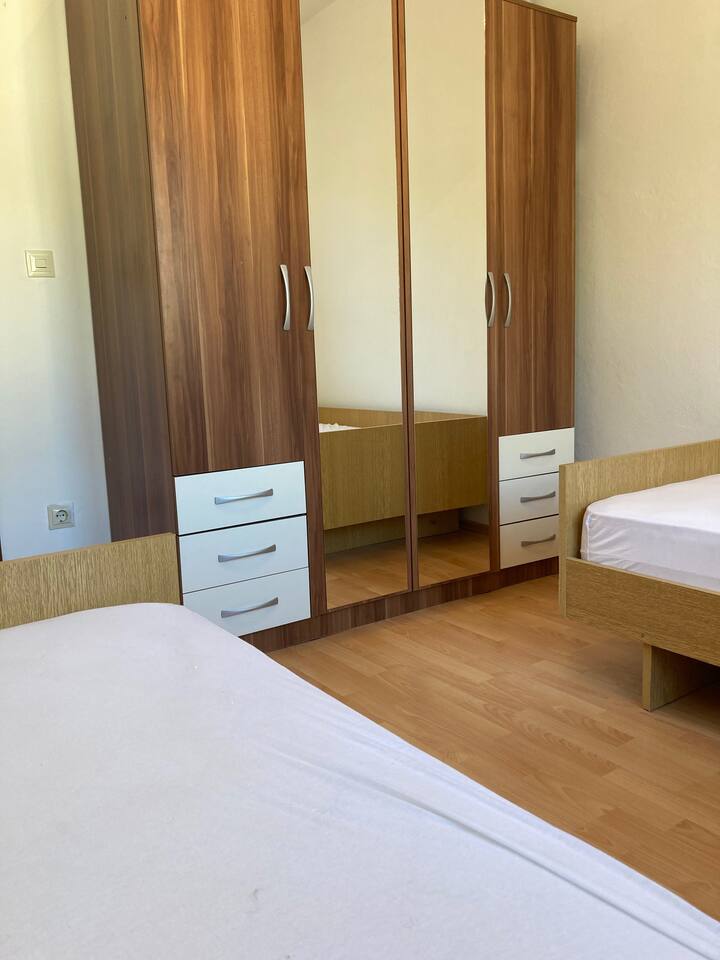 Спална соба / детска соба со гардероба и 2 единечни кревета 