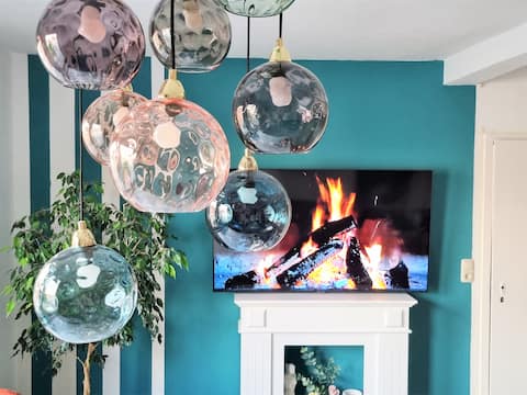 Art and large 4 bdr apartment with kitchen parking