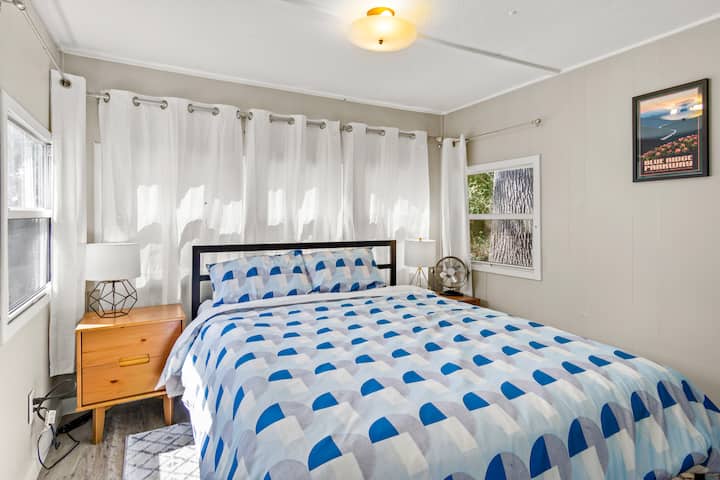 Dhomat kryesore të gjumit ofrojnë një dyshek hibrid me madhësi dopio "queen".