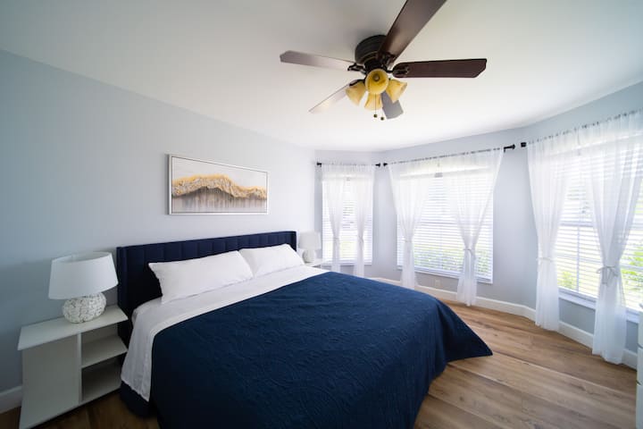 Chumba cha 2 cha kulala kilicho na kitanda cha ukubwa wa King, madirisha ya ghuba ya panoramic, kabati la kutembea na televisheni mahiri