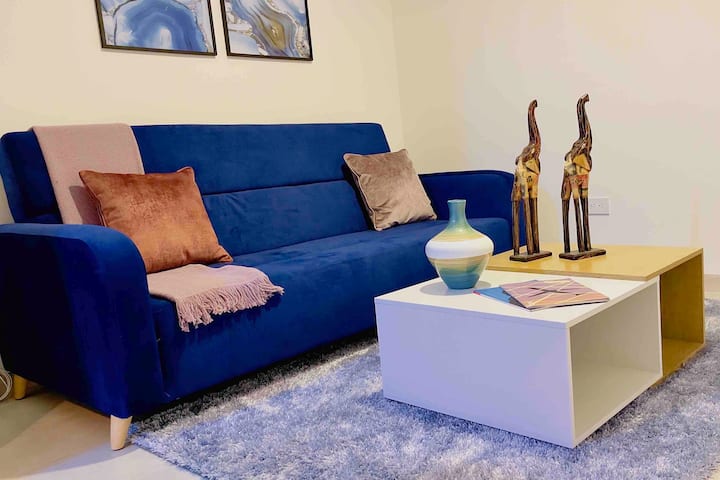 Sala cómoda e iluminada con diseño moderno, ideal para relajarte después de un día de exploración.