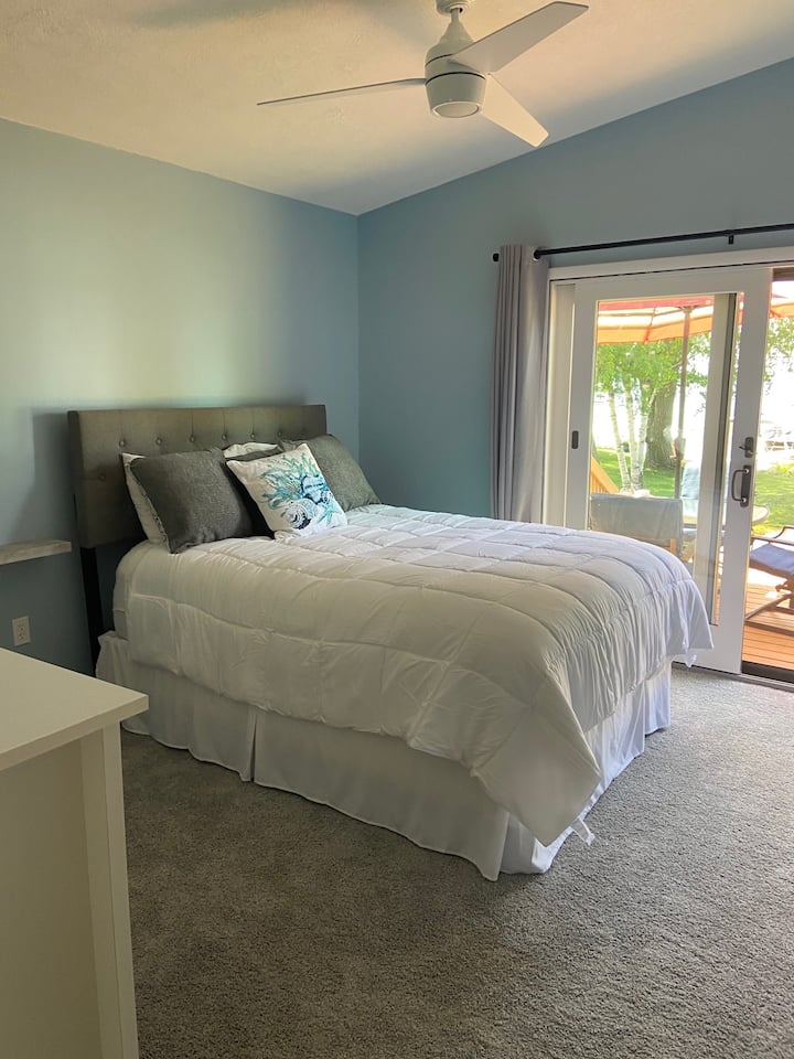 ห้องนอนหลักเตียงคิงไซส์ - ริมน้ำ