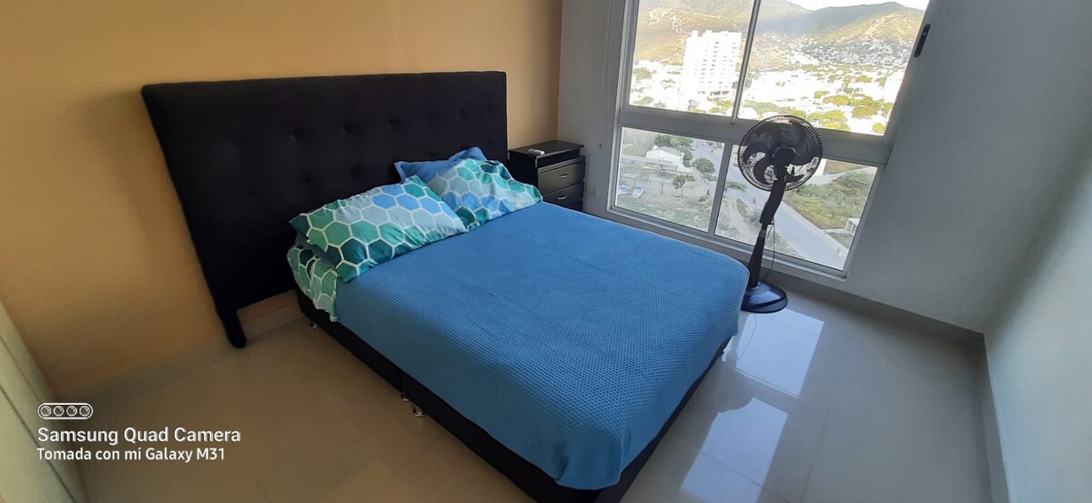 Cuarto para pareja con baño compartido