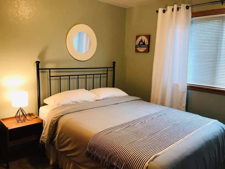 2nd Bedroom w/ Queen Bed