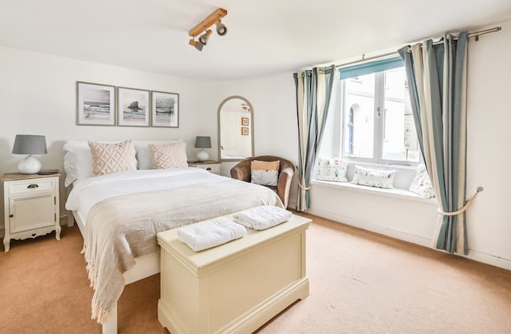 The main bedroom with a king-size bed. It has a nice view over the town