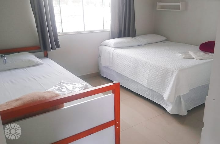 ห้องพักพร้อมเตียงใหญ่ 1 เตียงและเตียงเดี่ยว 1 เตียง