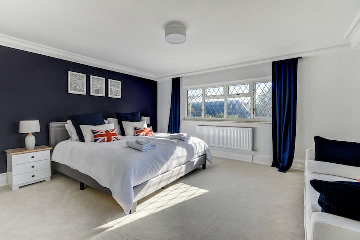 "London" Super King dual aspect bedroom, with child's sofa bed, built-in wardrobe and ensuite bathroom