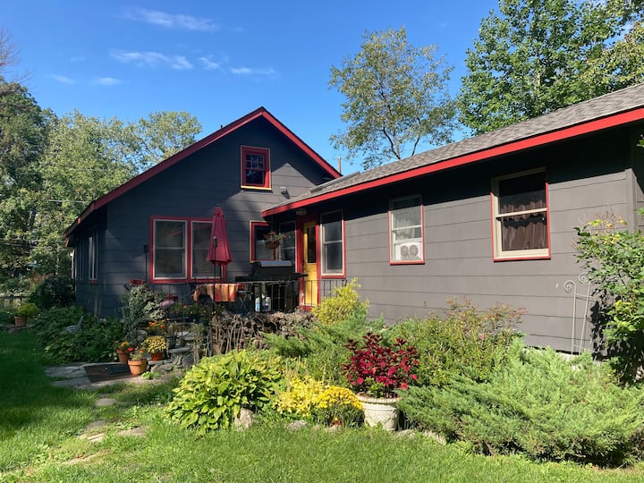 Beautiful, 3 bedroom cottage one hr north of NYC Cottages for Rent in