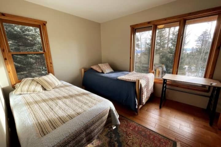 Dormitorio en la planta superior con cama nido extraíble y equipado con ropa de cama.