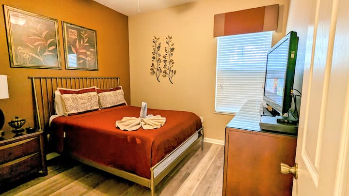 חדר שינה תחתון עם מיטת קווין סייז אחת.