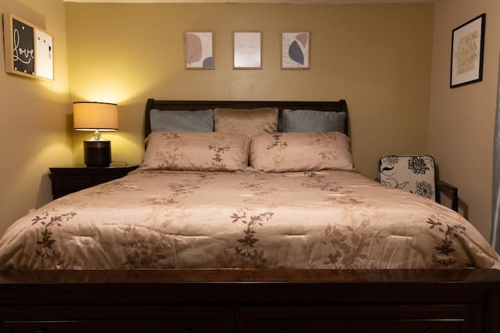 Super comfy King size bed, with 100% cotton bedsheets by Calvin Klein