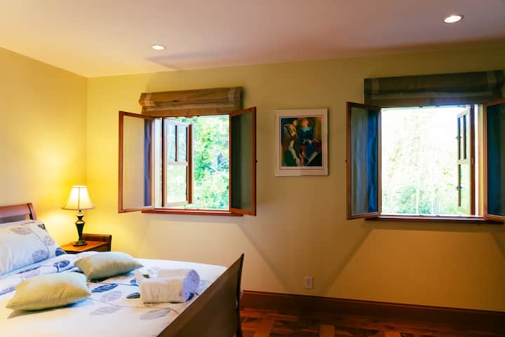 
chumba hiki kina sakafu nzuri zaidi katika nyumba nzima
chumba cha kulala ni wasaa sana na ina madirisha kubwa na skrini  na bila shaka mtazamo wa mlima, nafasi ya chumbani inapatikana katika baraza la mawaziri la kawaida