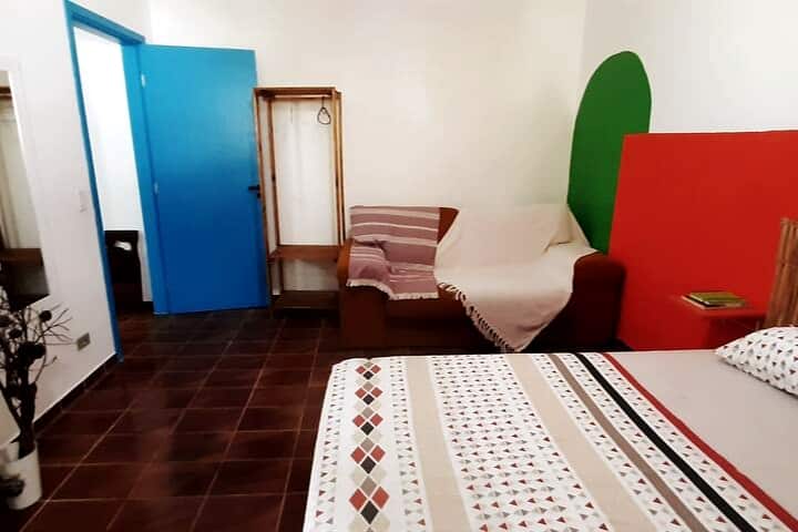 ห้องนอนพร้อมสปริงกล่องคู่และโซฟาเบดตู้เสื้อผ้าราวแขวนผ้าสำหรับรองรับเสื้อผ้าและพัดลมเพดาน