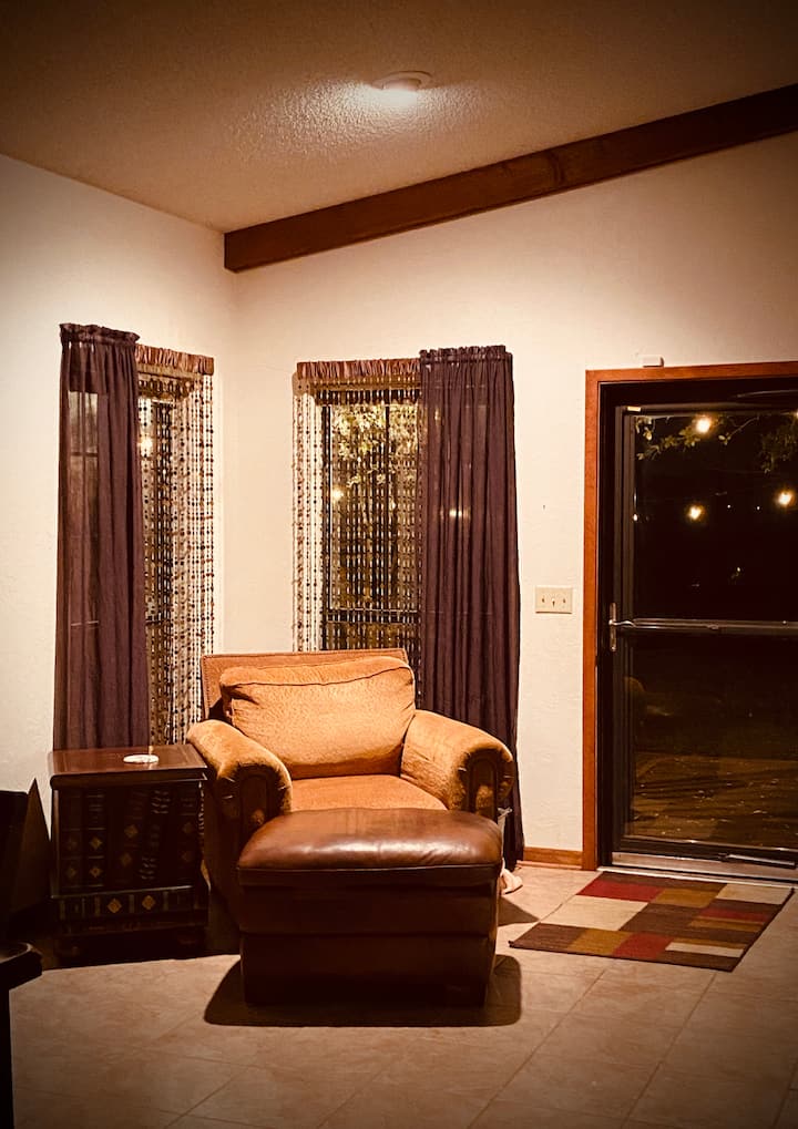 Втора дневна соба со големи прозорци и пристап до убава, како на пример со зеленило, изолиран ГОЛЕМ двор.  