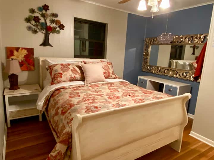 Спална соба бр. 2.  Брачен кревет (широк 150-179 см) со убави перници и постелнина.  Собата има ролетни. 