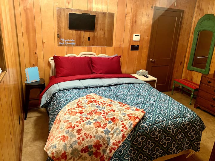 Спална соба бр. 3.  Брачен кревет (широк 150-179 см) со убави чаршафи и постелнина.  Тавански вентилатор и телевизор со wifi.