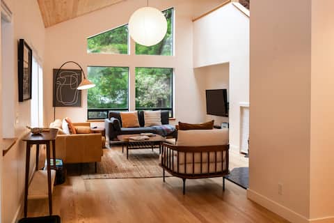 The Wild Kindness: Modern Seclusion in a 3bd home