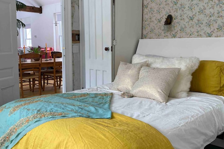 مكتب مع سرير ميرفي