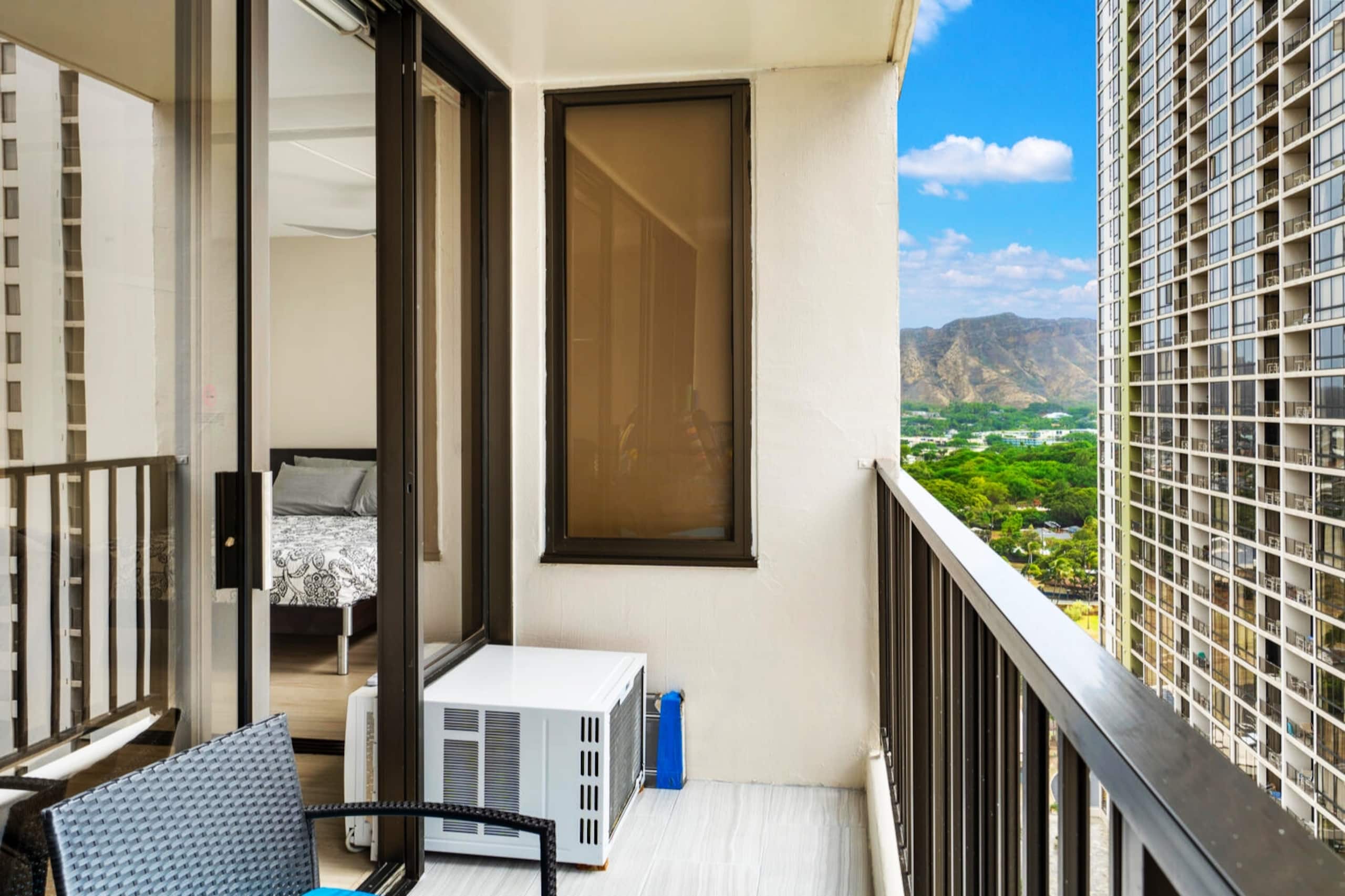 Condo in Honolulu · ★4.95 · 1 bedroom · 4 beds · 1 private bath - Image 22