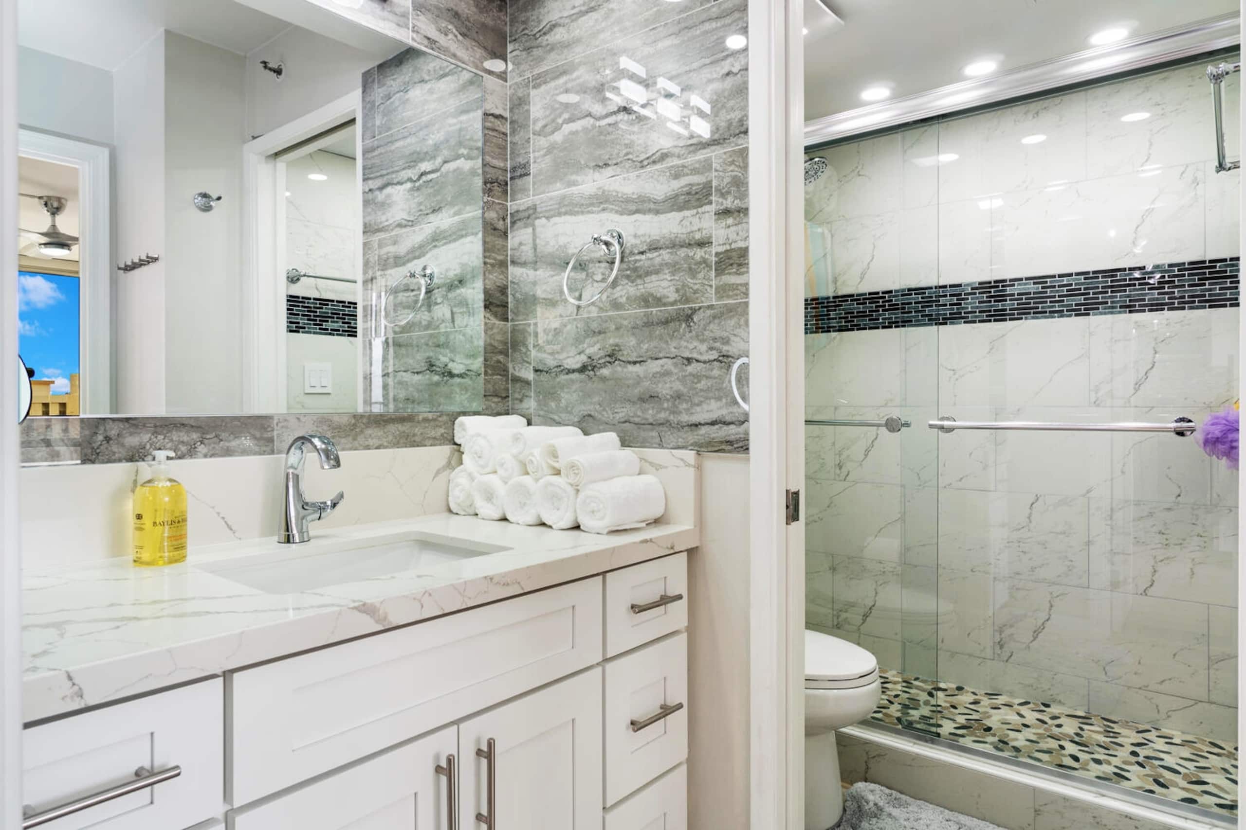 Condo in Honolulu · ★4.95 · 1 bedroom · 4 beds · 1 private bath - Image 15