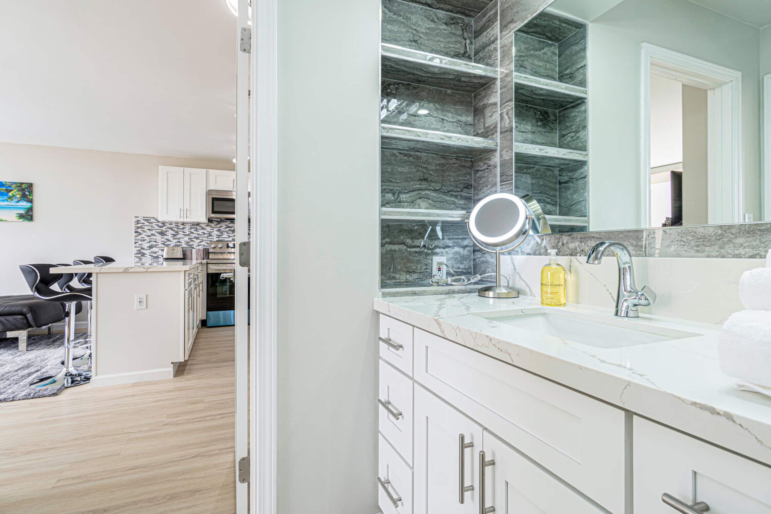 Condo in Honolulu · ★4.95 · 1 bedroom · 4 beds · 1 private bath - Image 16