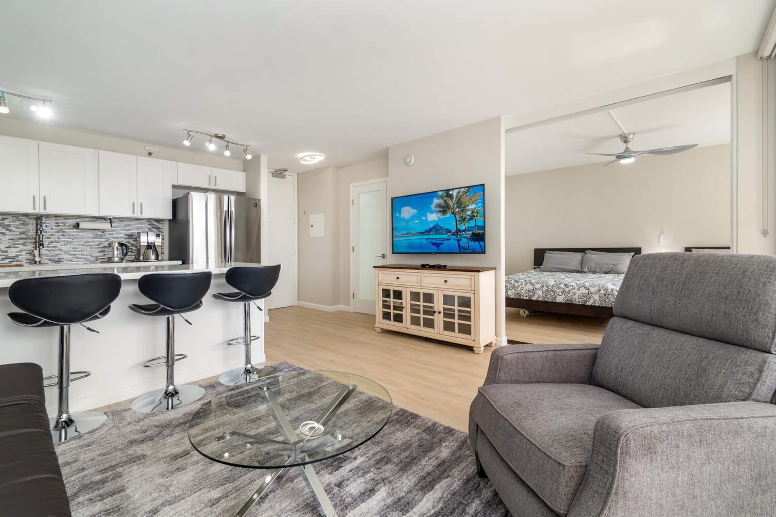 Condo in Honolulu · ★4.95 · 1 bedroom · 4 beds · 1 private bath - Image 12