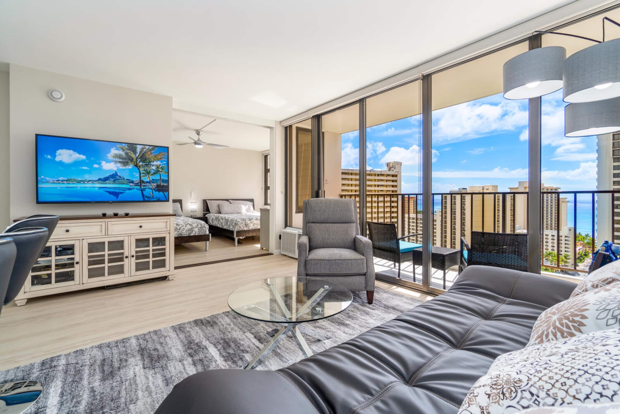 Condo in Honolulu · ★4.95 · 1 bedroom · 4 beds · 1 private bath - Image 7