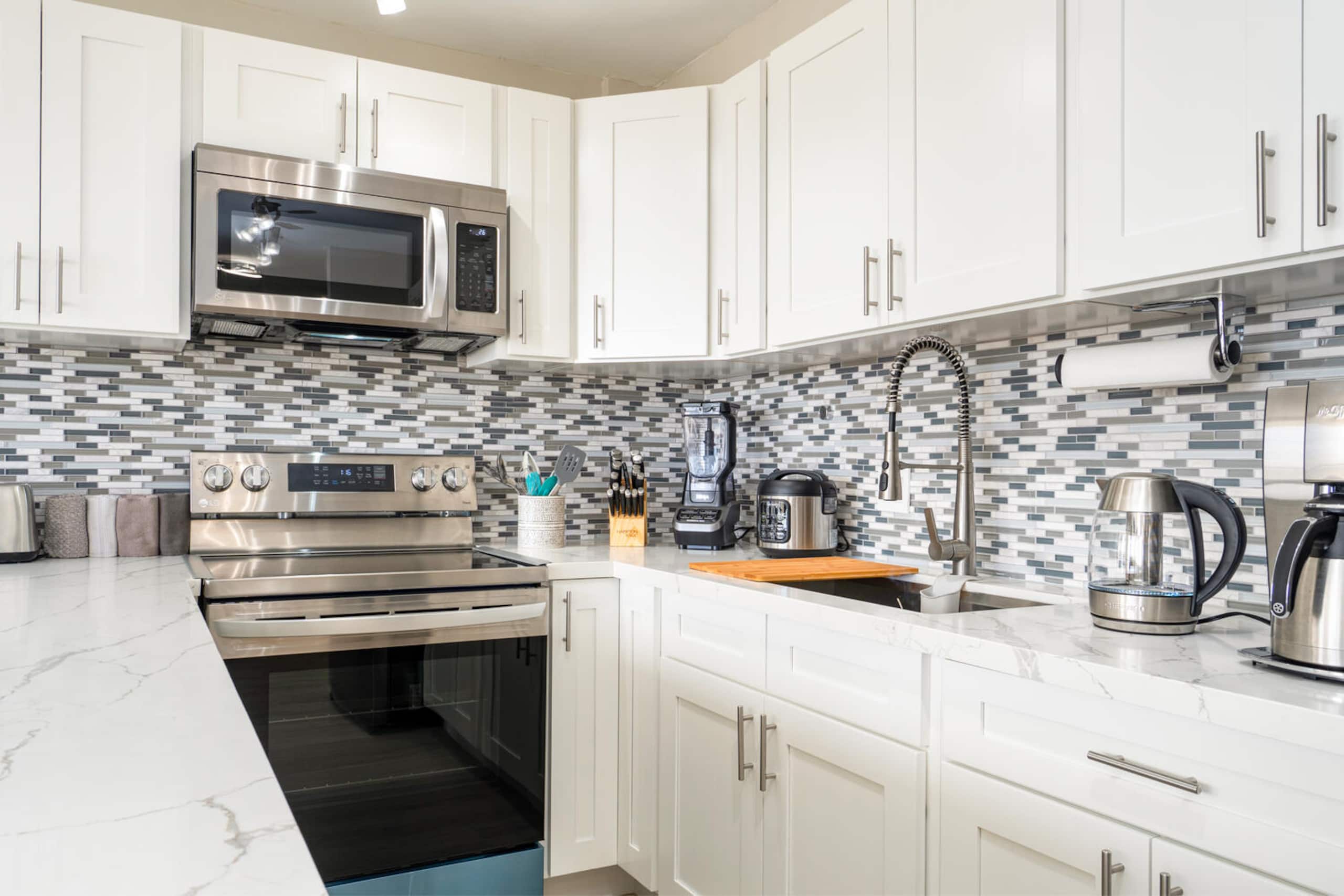 Condo in Honolulu · ★4.95 · 1 bedroom · 4 beds · 1 private bath - Image 3