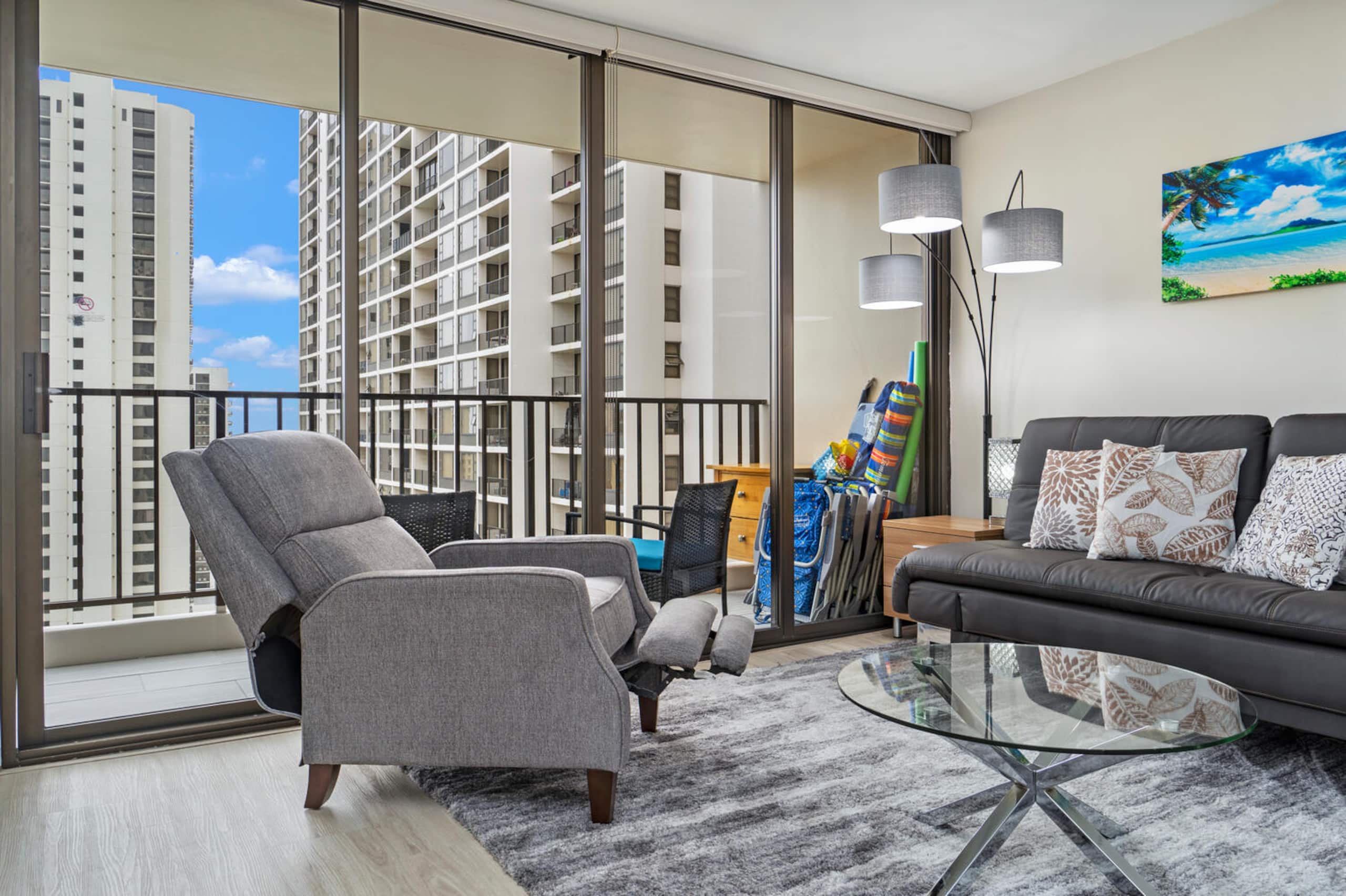 Condo in Honolulu · ★4.95 · 1 bedroom · 4 beds · 1 private bath - Image 11