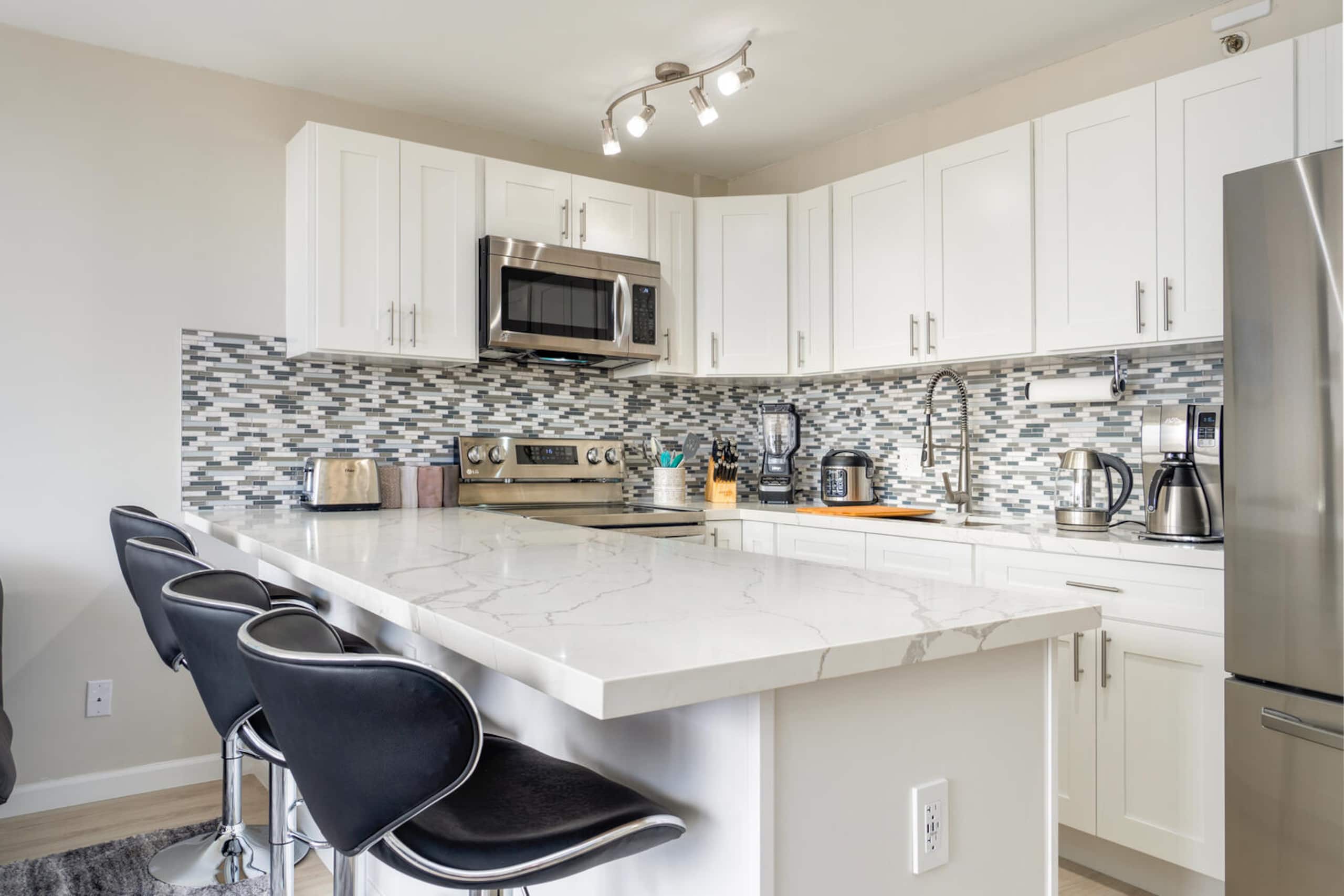 Condo in Honolulu · ★4.95 · 1 bedroom · 4 beds · 1 private bath - Image 4