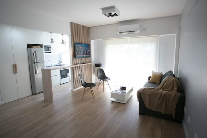 Living avec cuisine intégrée super lumineuse dans la rue