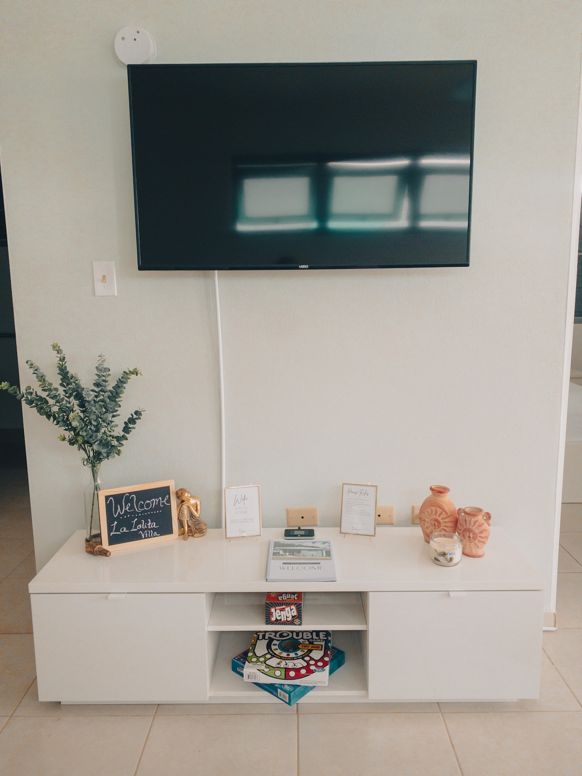 Smart TV de 50 pulgadas, capacidad para transmitir servicios como Netflix, Hulu, etc. a tu conveniencia. ¡También tendrás acceso a AT&T WiFi y a una variedad de juegos de mesa en el interior! 