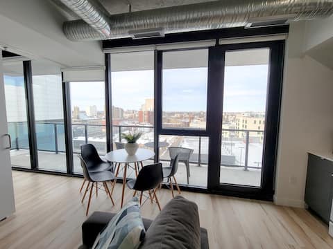 Successful Airbnb property: FREE PARKING Luxury 2 Bedroom Condo Downtown in Winnipeg