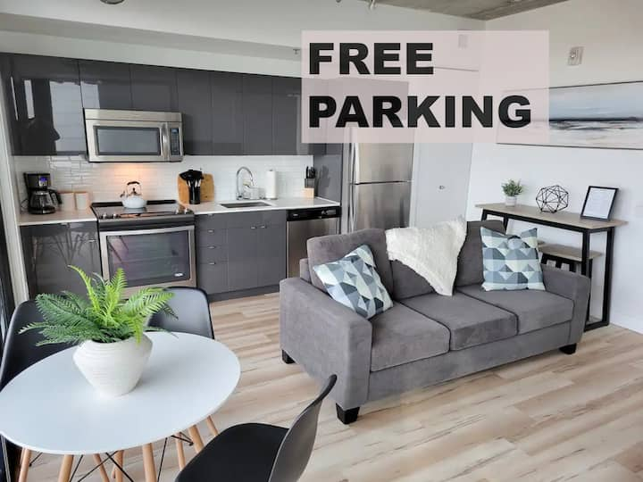 FREE PARKING Luxury 2 Bedroom Condo Downtown