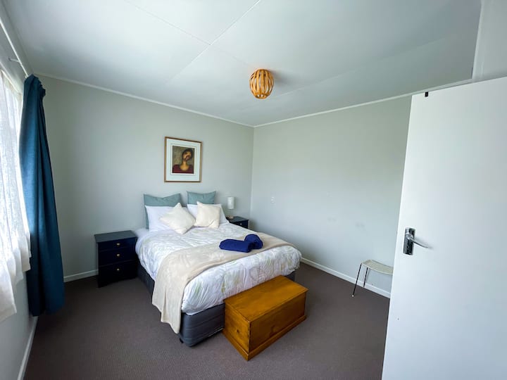 Main Bedroom queen bed

