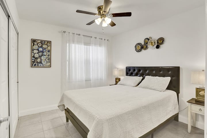 Bedroom-2, Queen size bed