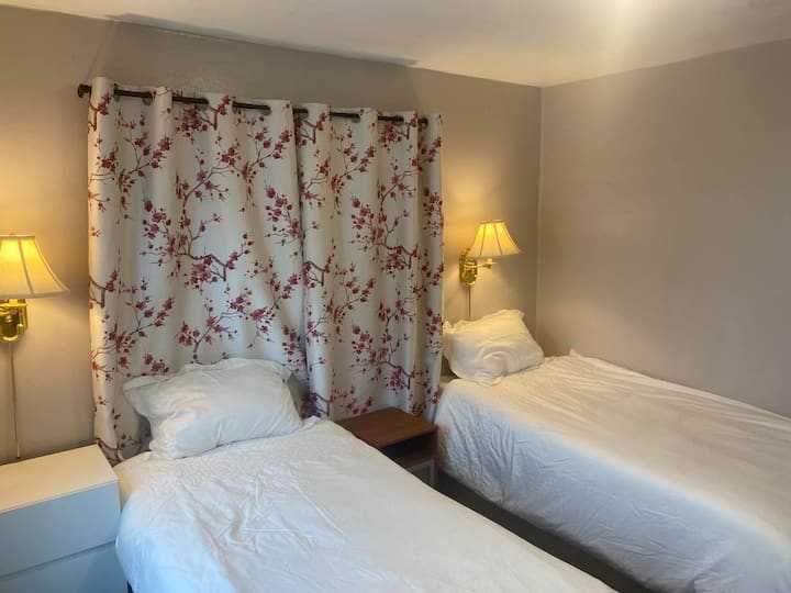 ROOM TWO AS TWO TWINS