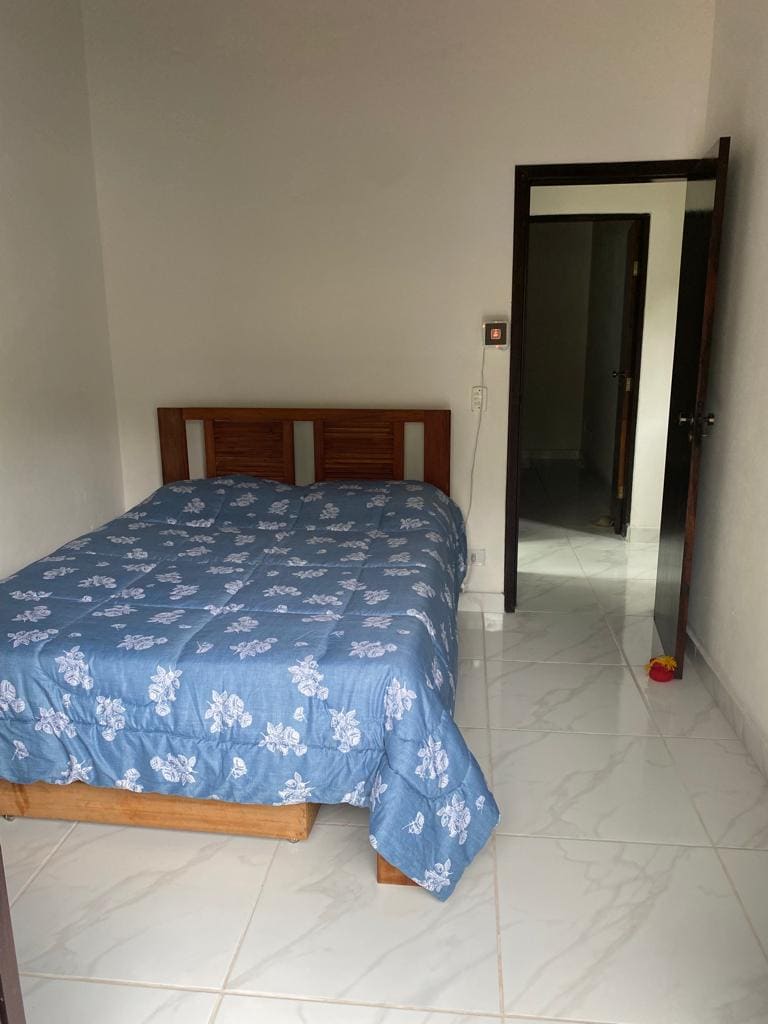 Soba s bračnim krevetom i krevetom za jednu osobu te balkonom - idealna za parove s malim djetetom.