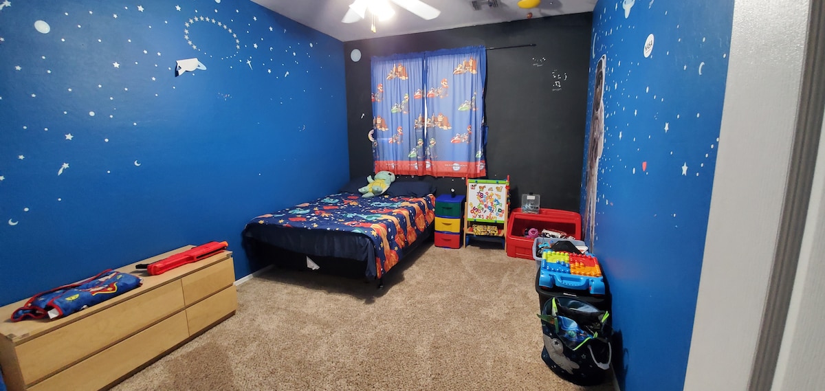 Spálňa č.2
Pohodlná posteľ plnej veľkosti
S množstvom hračiek pre deti