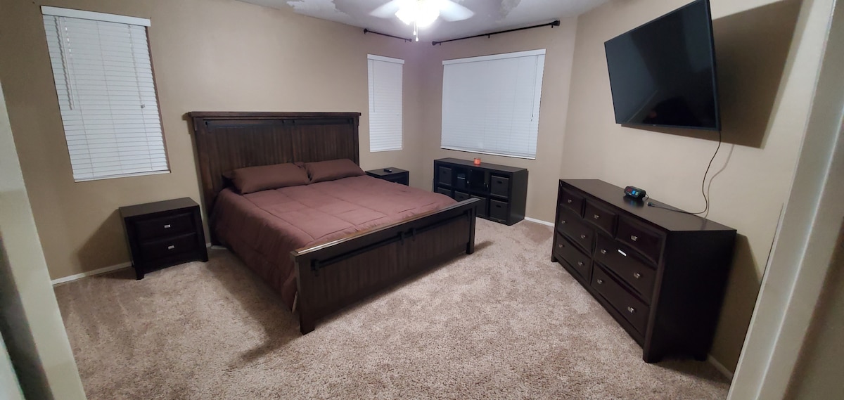 Hlavná spálňa
Pohodlná posteľ Cal s manželskou posteľou King