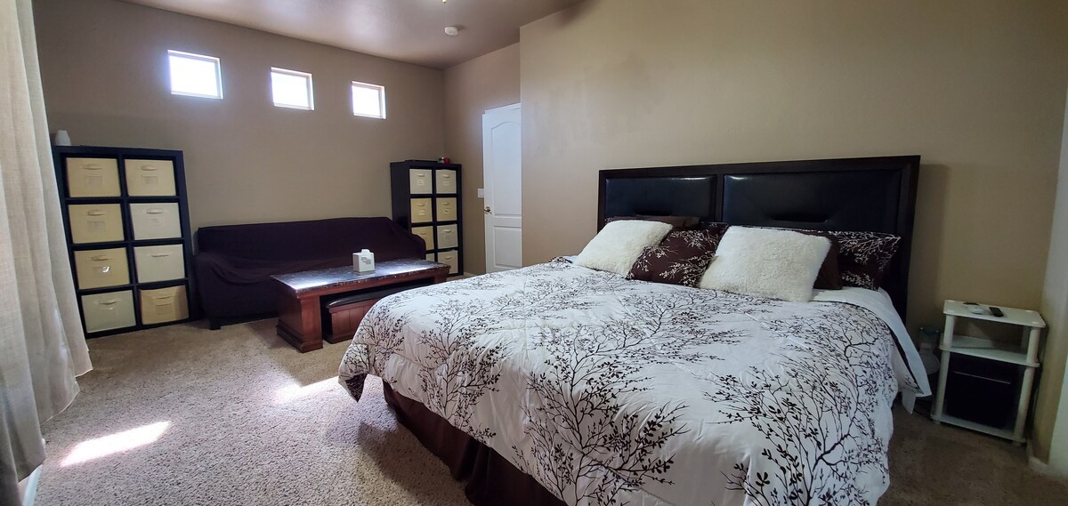 Spálňa č.4
Pohodlná posteľ Cal s manželskou posteľou King