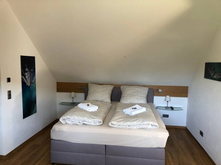 ห้องนอนพร้อมเตียงบ็อกซ์สปริง