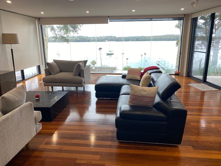 Luxurious  Waterfront On Lake Macquarie - Newcastle