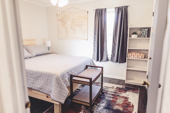 Magpahinga nang mapayapa sa queen size bed na may memory foam mattress.  Ang bawat silid - tulugan ay may malaking aparador, mga reading lamp, at puting noise machine.