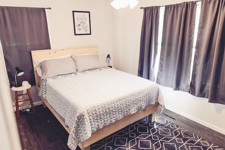 Magpahinga nang madali sa queen size bed na may memory foam mattress.  Ang silid - tulugan na ito ay may 25" Roku TV upang mag - stream ng iyong mga paboritong palabas.