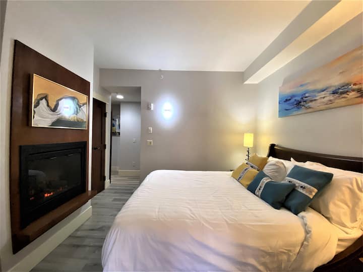 Chumba chenye starehe kilicho na kitanda cha ukubwa wa malkia, meko ya umeme na sehemu ya kutosha ya kabati.