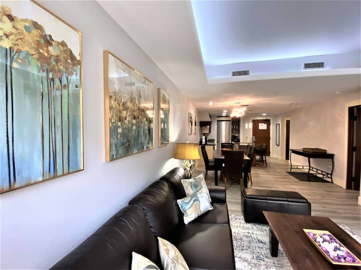 926 SQFT! Sehemu nyingi za Kukaribisha Wageni! Inajumuisha kila kitu unachohitaji katika nyumba iliyo mbali na nyumbani! 1 king na 1 queen bed pamoja na sofa ya malkia ya kuvuta, vyumba vikubwa vya kuishi na vya kulia, meko 3 ya gesi, katika sehemu ya kufulia ya chumba, BBQ na maegesho ya chini ya ardhi yenye joto la BILA malipo.